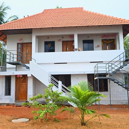 Kayalvarath Paradise Apartment Mundrothuruth ภายนอก รูปภาพ