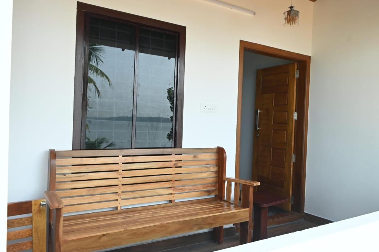 Kayalvarath Paradise Apartment Mundrothuruth ภายนอก รูปภาพ