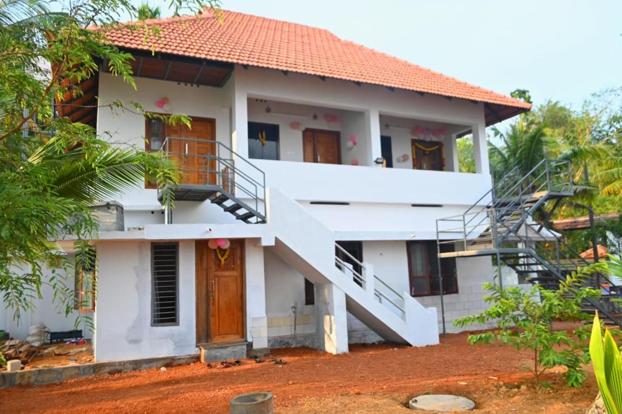Kayalvarath Paradise Apartment Mundrothuruth ภายนอก รูปภาพ