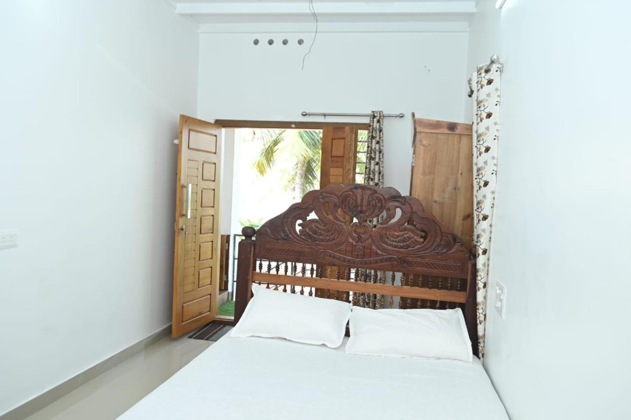 Kayalvarath Paradise Apartment Mundrothuruth ภายนอก รูปภาพ